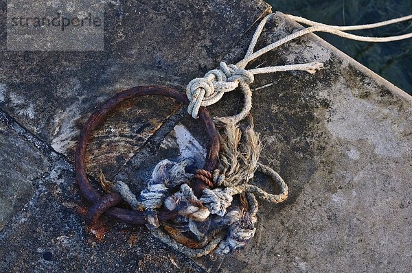 Italien  Apulien  Nahaufnahme des Seils an der Hafenmole