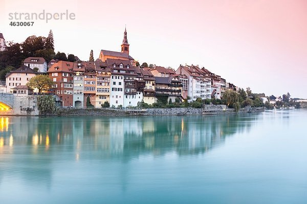 Deutschland  Schweiz  Laufenburg  Blick auf den Rhein mit Stadt am Abend