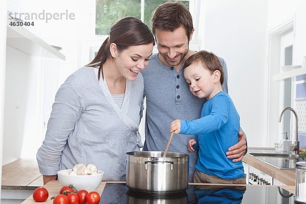 Deutschland  Bayern  München  Familie beim gemeinsamen Essen in der Küche
