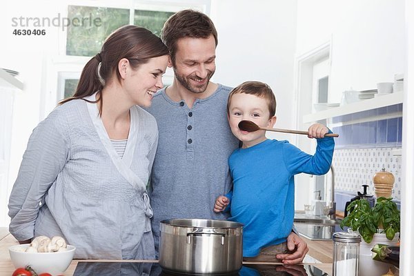Familie in der Küche mit Junge (2-3 Jahre) Verkostung Mahlzeit