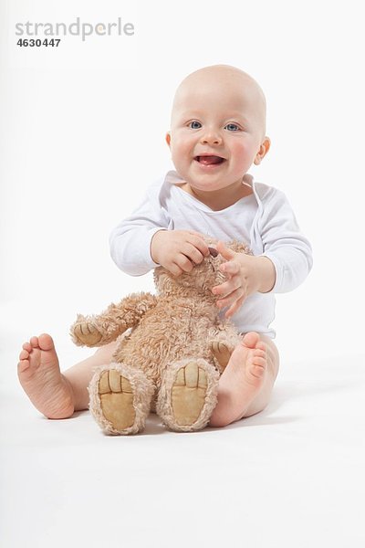 Baby Junge (6-11 Monate) mit Teddybär