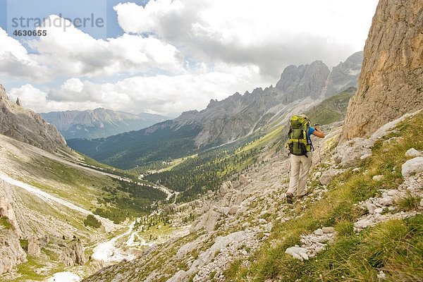 Italien  Dolomiten  Reife Männer beim Wandern am Rosengarten