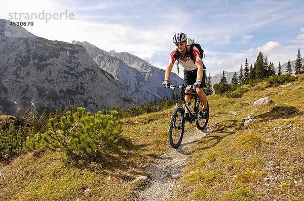 Deutschland  Bayern  Garmisch  Mountainbiker mit Bergen im Hintergrund
