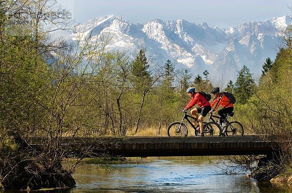 Deutschland  Bayern  Garmisch  Mountainbiker auf der Brücke
