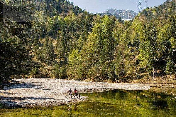 Deutschland  Bayern  Garmisch  Mountainbiker am See