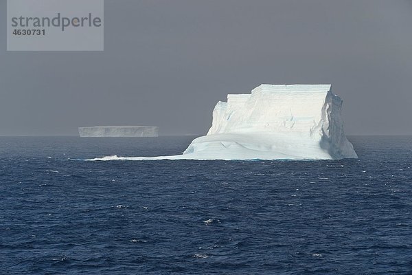 Antarktis  Antarktische Halbinsel  Blick auf den Eisberg im Weddellmeer