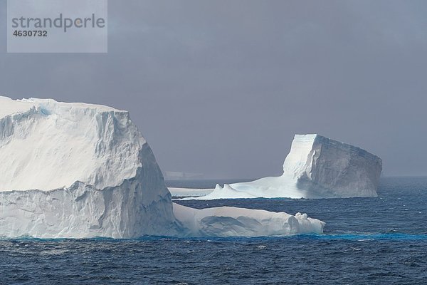 Antarktis  Antarktische Halbinsel  Blick auf den Eisberg im Weddellmeer
