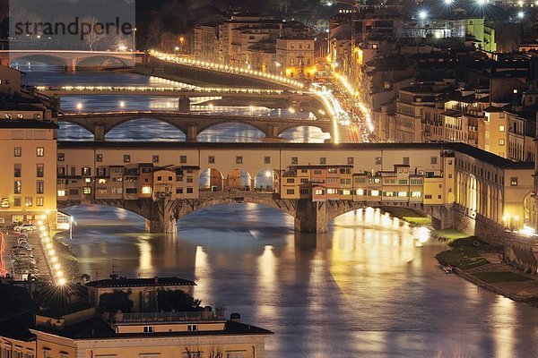 Italien  Toskana  Florenz  Blick auf die Brücke am Arno bei Nacht