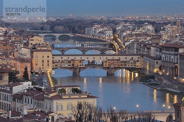 Italien  Toskana  Florenz  Blick auf die Brücke am Arno bei Tagesanbruch