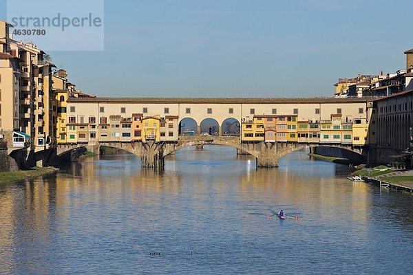 Italien  Toskana  Florenz  Blick auf die Brücke Ponte Veccio am Fluss Arno
