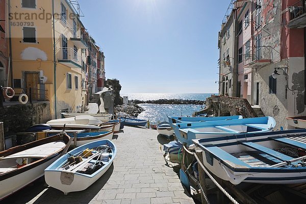 Italien  Cinque Terre  Provinz La Spezia  Riomaggiore  Ligurien  Blick auf Fischerboote im traditionellen Fischerdorf