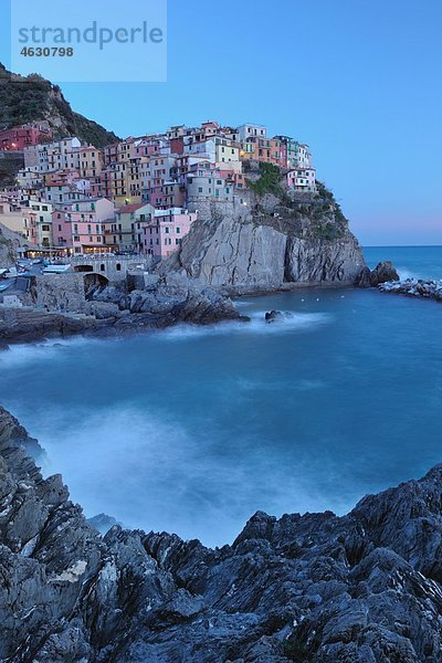 Italien  Cinque Terre  Provinz La Spezia  Manarola  Ligurien  Blick auf das traditionelle Fischerdorf in der Abenddämmerung