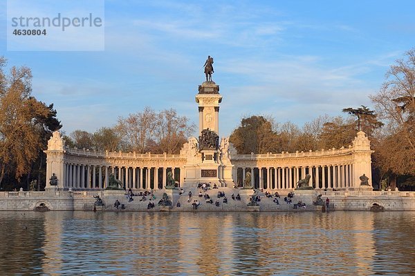 Spanien  Madrid  Blick auf das Alfonso XII Monument bei Sonnenuntergang