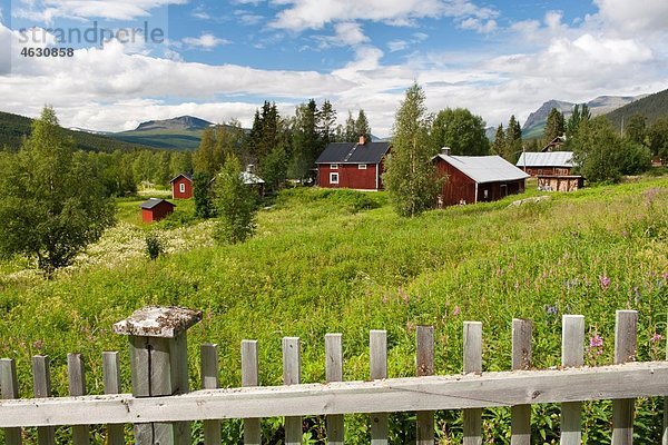 Schweden  Lappland  Zaun und Hütten in der Gemeinde Kvikkjokk