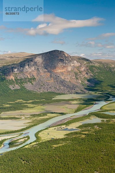 Schweden  Lappland  Rapa-Tal mit dem Delta des Flusses Rapaätno und Skierffe-Cliff von vadvetjakka im Sarek-Nationalpark.