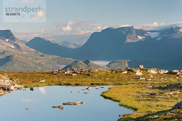 Schweden  Lappland  Sarek Nationalpark  Blick auf Teich mit Bergketten im Vadvetjåkka Nationalpark