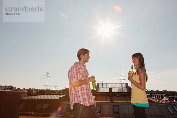 Mann und Frau im Gespräch auf dem Dach