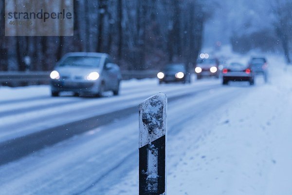 Deutschland  Bayern  Schaeftlarn  Autos auf der Landstraße im Winter