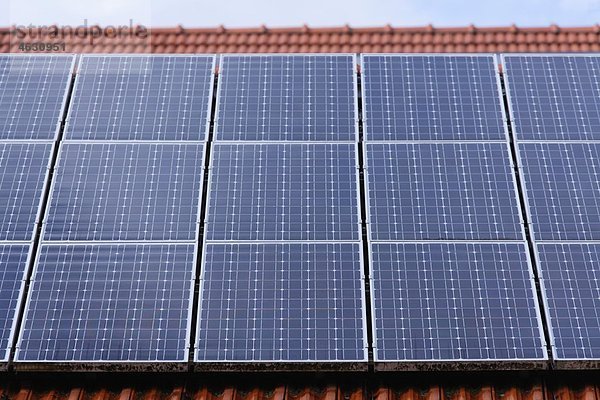 Deutschland  Bayern  Dietramszell  Solarzellen auf Dachterrasse