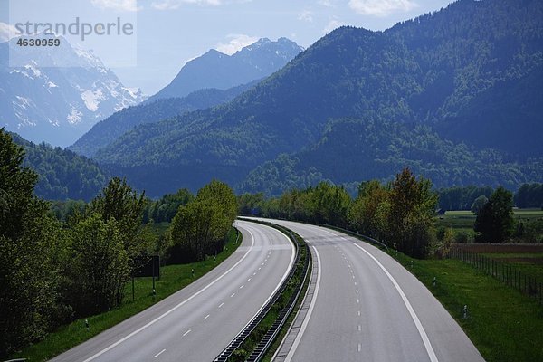 Deutschland  Bayern  Eschenlohe  Autobahn mit Blick auf die Zugspitze