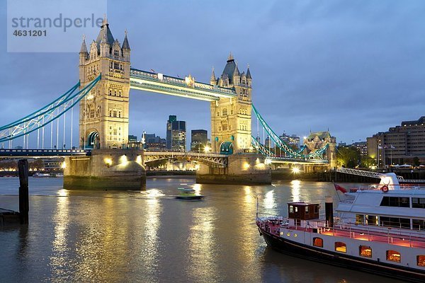 Großbritannien  England  London  Blick auf Turmbrücke und Schiff in der Themse