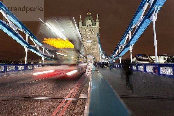 Großbritannien  England  London  Blick auf Doppelstockbus  nachts verschwommen auf Turmbrücke