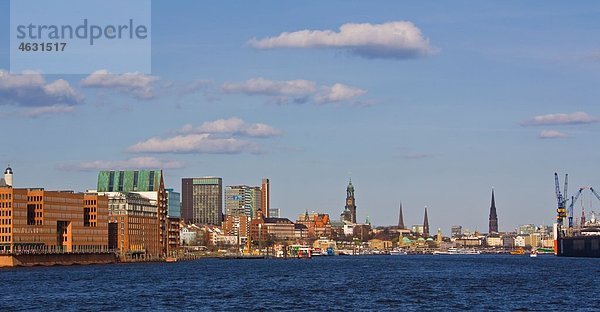 Deutschland  Hamburg  Blick auf die Stadt mit Hafen und Elbe