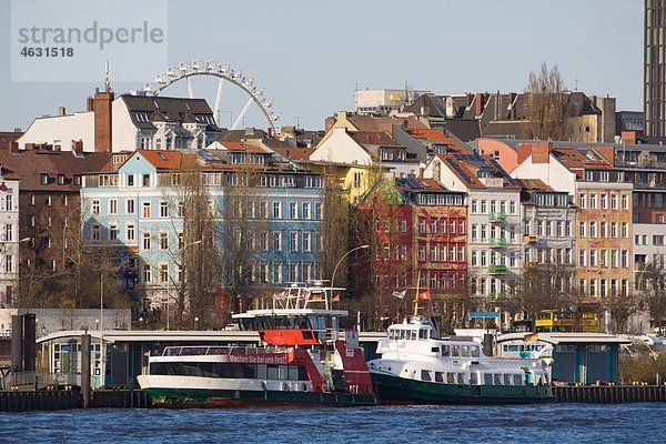 Deutschland  Hamburg  Blick auf die Stadt mit Touristenschiff am Elbhafen
