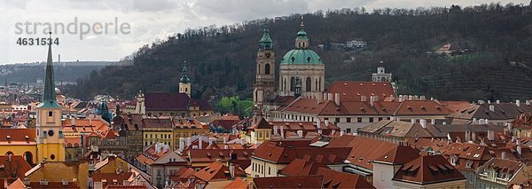 Tschechoslowakei  Prag  Blick auf die Innenstadt mit Bergen