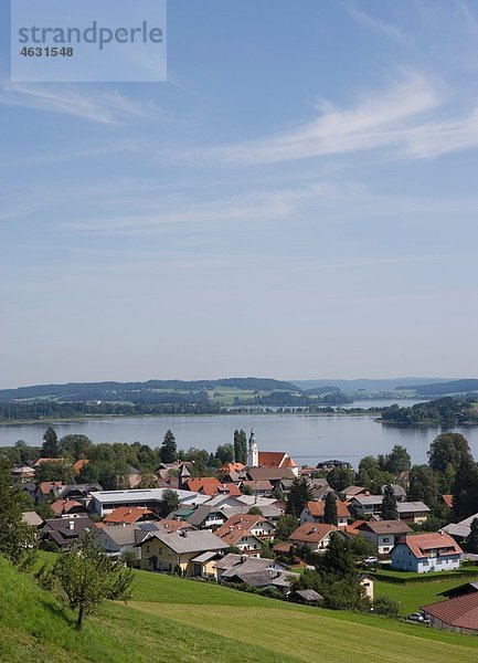 Österreich  Land Salzburg  Flachgau  Seeham  Obertrumersee  Mattsee  Dorfansicht mit See im Hintergrund