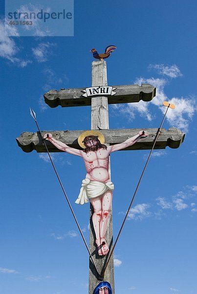 Österreich  Salzkammergut  Fuschl  Blick auf das Kreuz gegen bewölkten Himmel
