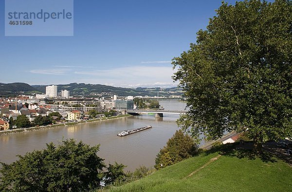 Österreich  Oberösterreich  Linz  Blick auf die Stadt mit der Donau