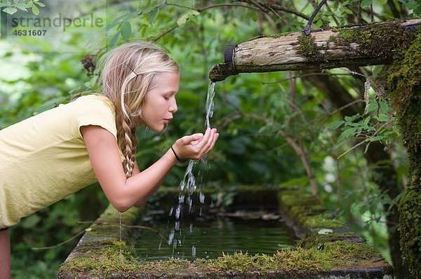 Österreich  Mondsee  Mädchen (12-13 Jahre) Trinkwasser aus dem Wasserhahn