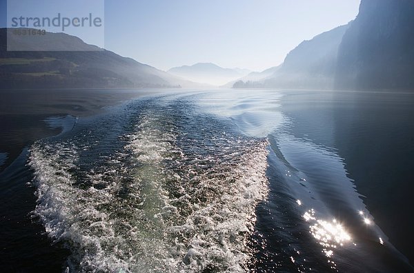 Österreich  Mondsee  Wellen im See mit Bergen im Hintergrund