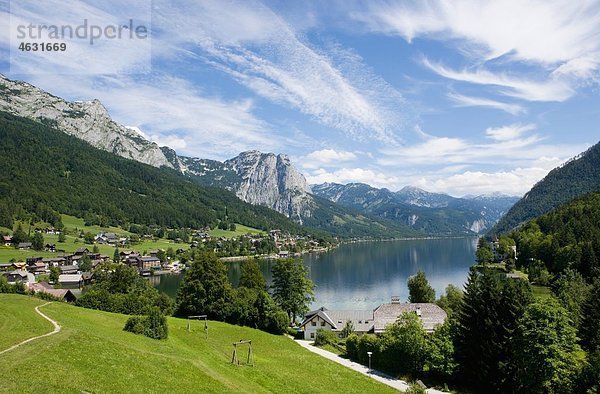 Österreich  Salzkammergut  Ausseerland  Blick auf den Grundlsee mit der Stadt