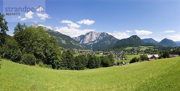 Österreich  Salzkammergut  Ausseerland  Altaussee  Blick auf den Tressenstein mit der Stadt