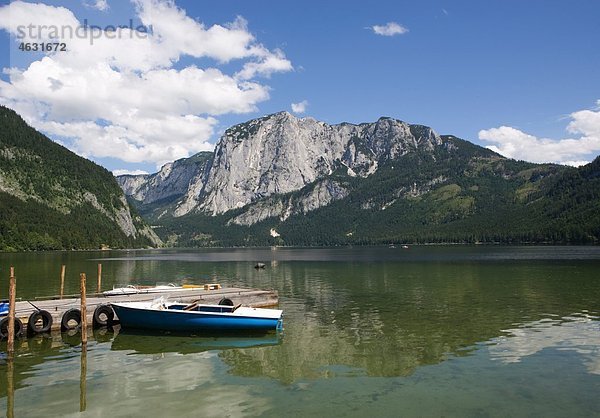 Österreich  Salzkammergut  Ausseerland  Altaussee  Blick auf die Boote im Altausseer See bei Tressenstein