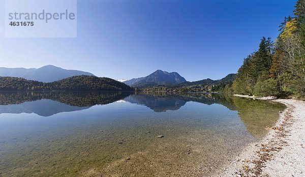 Österreich  Salzkammergut  Blick auf Altausseer See und Berg im Hintergrund