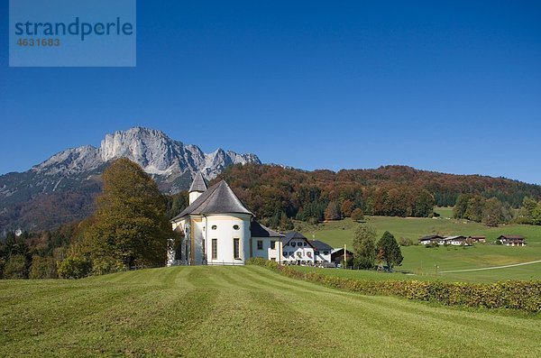 Deutschland  Bayern  Berchtesgadener Land  Blick auf Kirche mit Untersberg im Hintergrund