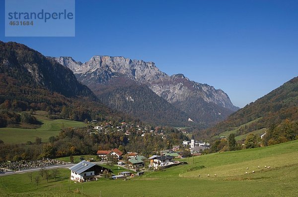 Bayern  Berchtesgadner Land  Marktschellenberg  Blick auf das Dorf mit den Untersbergen im Hintergrund
