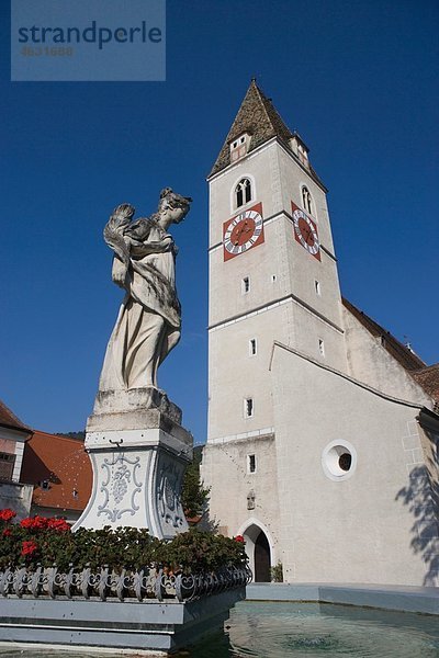 Österreich  Niederösterreich  Wachau  Spitz  Ansicht der Kirche mit Statue