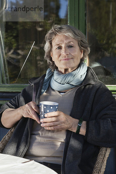 Frau mit Kaffeetasse