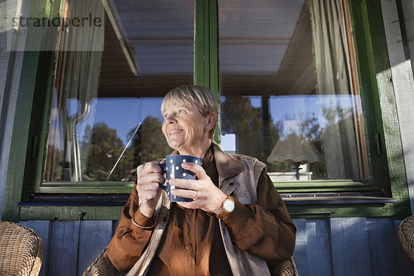 Frau mit Kaffeetasse