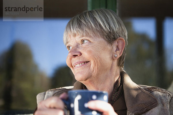 Glückliche Frau mit Kaffeetasse
