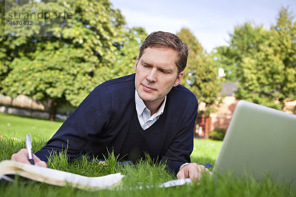 Mann im Gras liegend schriftlich