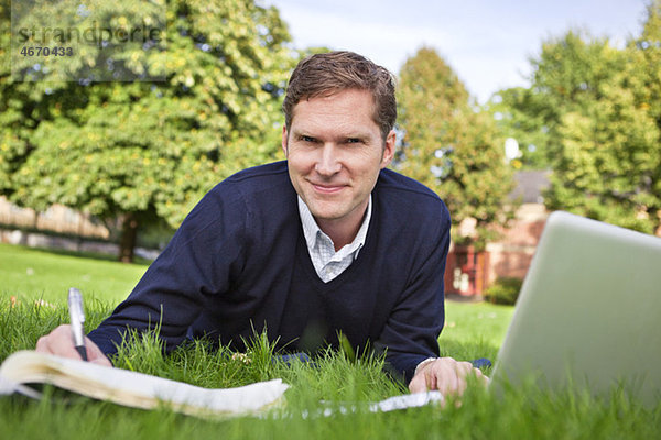 Mann im Gras liegend schriftlich