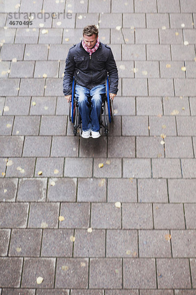 Mann im Rollstuhl unterwegs