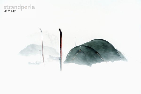 Zelt im Schneesturm