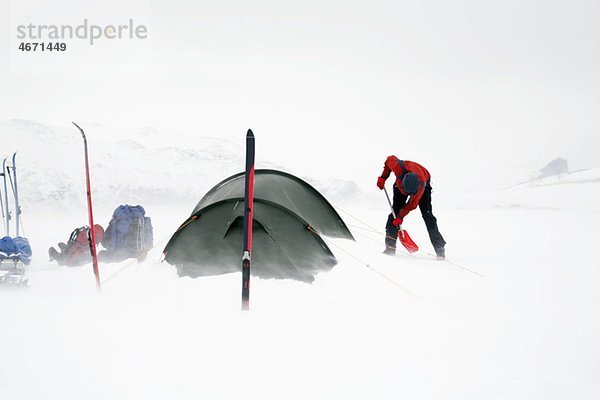 Schneegrabende Person im Camp
