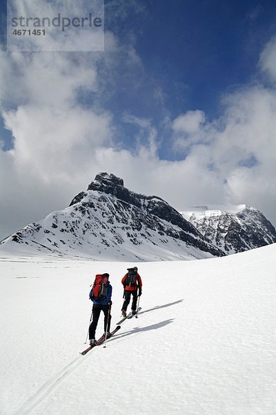 Zwei Personen Skilanglauf am Berg